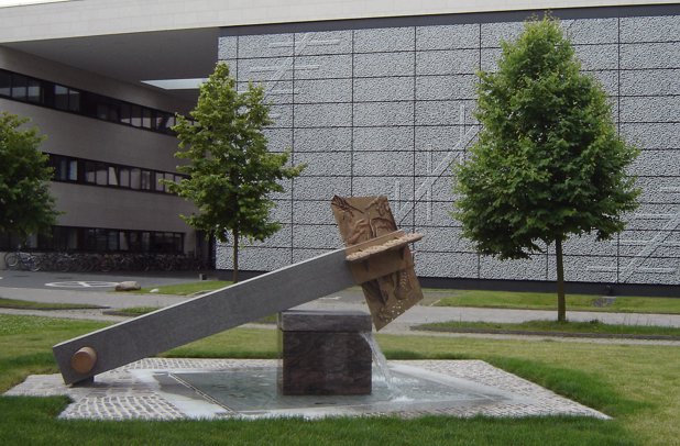 'Schlssel zum Campus Weinberg' - aufgestellt vor dem Reinraumgebude des Nanotechnikums Weinberg